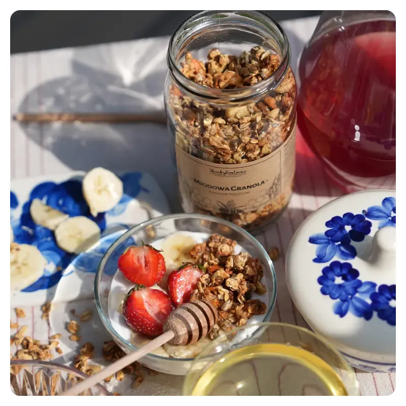 miodowa-granola-z-pylkiem-pszczelim-skarby-roztocza-z-jogurtem