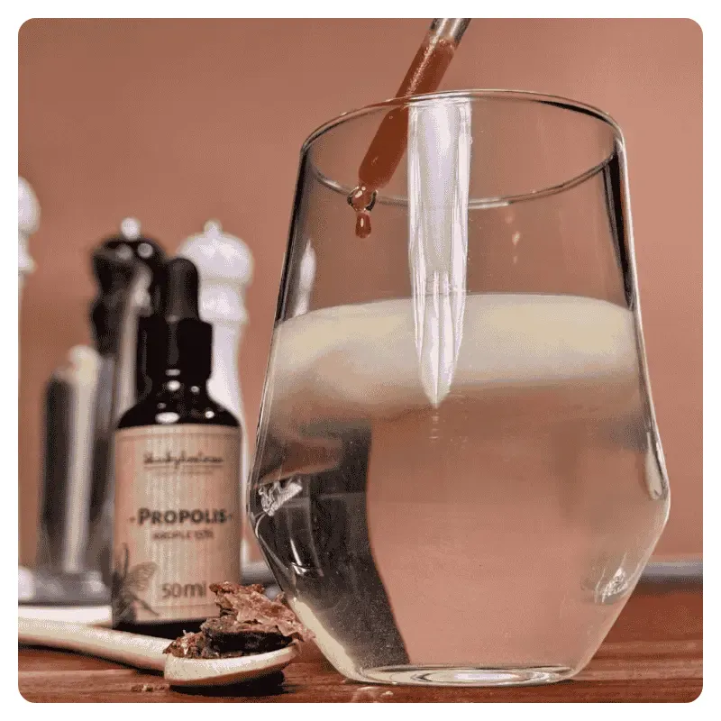 Propolis-Tropfen-Schätze-Milben-mit-Tropfer-in-Wasser-2.webp
