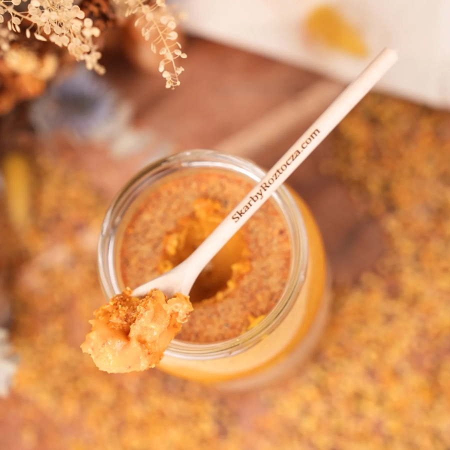 miel au pollen d'abeille moulu grand pot trésors de roztocze cuillère texture2