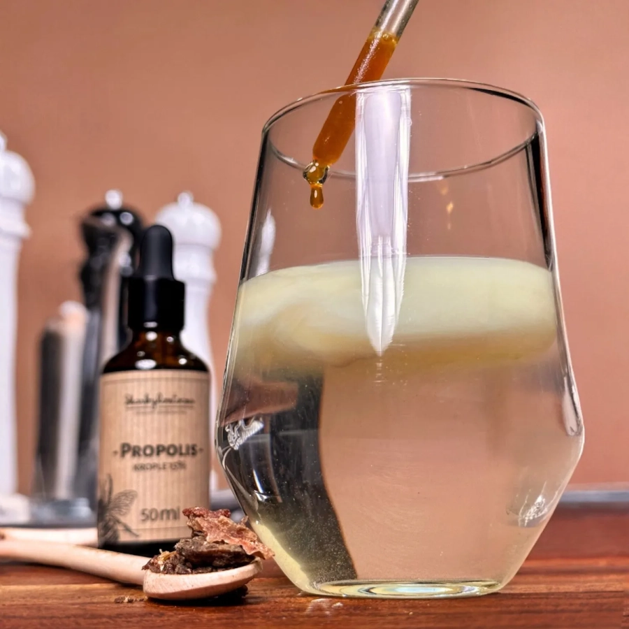 propolis gouttes de propolis avec compte-gouttes dans un flacon skarbyroztocza produit carré utilisation2