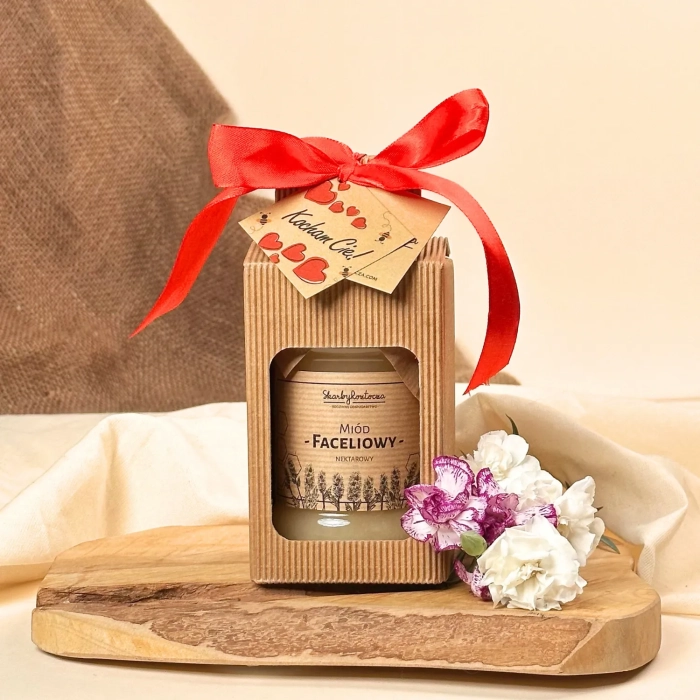 coffret cadeau traditionnel carton fenêtre miel cuillère trésors de roztocze produit carré vœux nœud