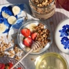 skarby-roztocza-granola-z-pylkiem-kwadrat-jogurt-sniadanie-nabierak-miod-truskawki-owoce.webp