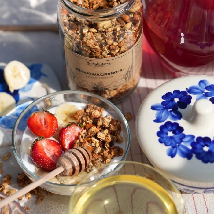 skarby-roztocza-granola-z-pylkiem-kwadrat-jogurt-sniadanie-nabierak-miod.webp