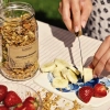 skarby-roztocza-granola-z-pylkiem-kwadrat-sniadanie-owoce.webp