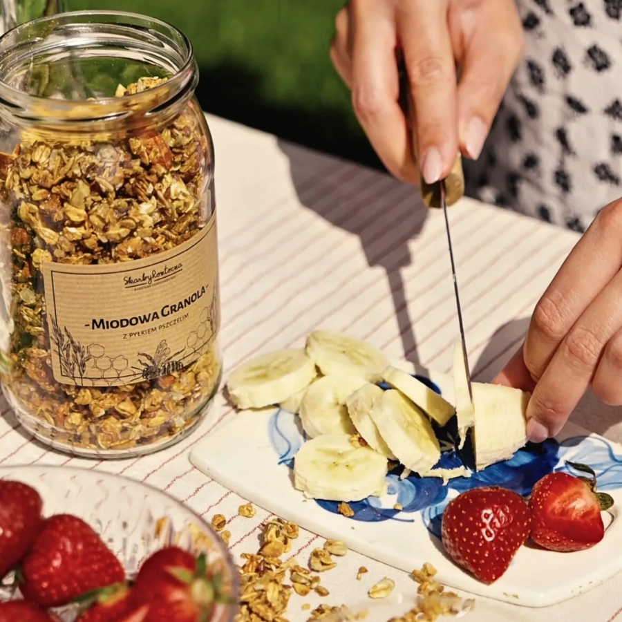 skarby-roztocza-granola-z-pylkiem-kwadrat-sniadanie-owoce.webp