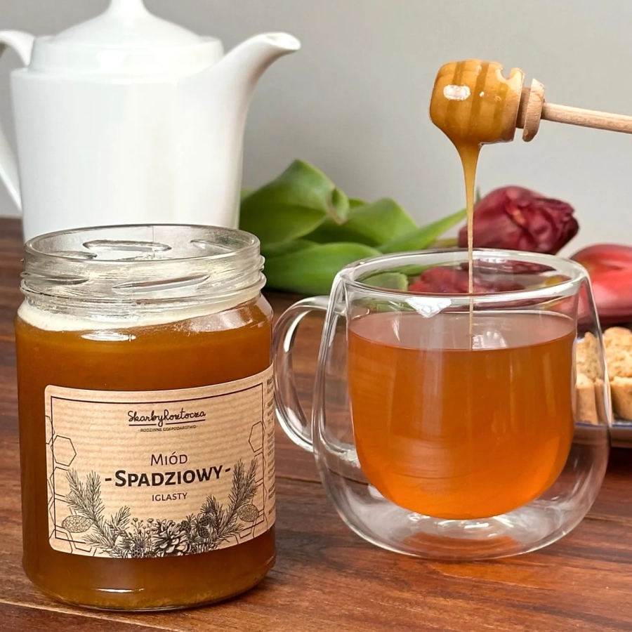 miod-spadziowy-iglasty-650g-skarby-roztocza-produktowy-kwadrat-konsystencja-herbata.webp