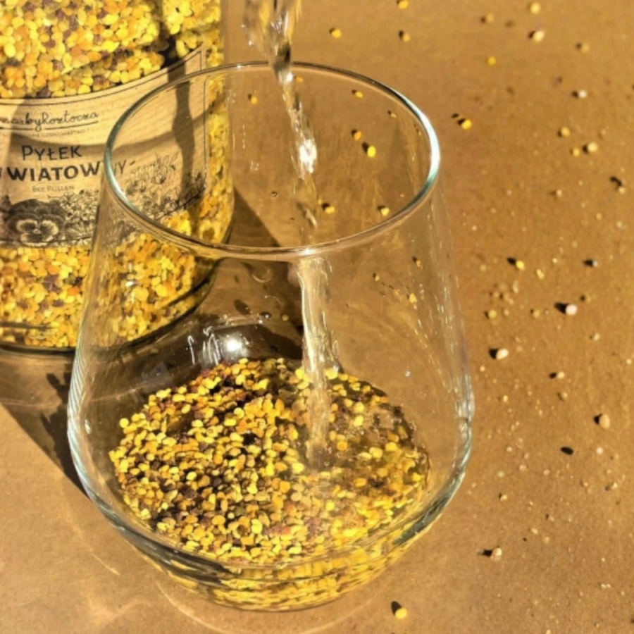 pollen d'abeille avec de l'eau