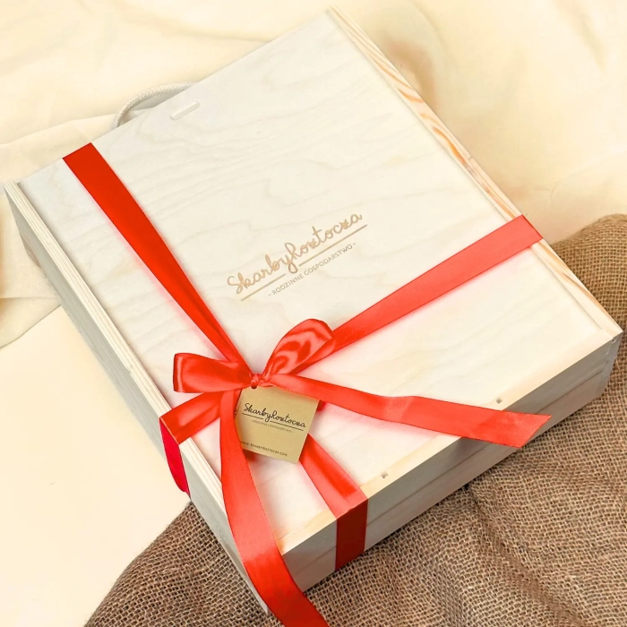 coffret cadeau avec du miel dans une boîte en bois