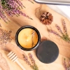 naturalna-swieca-z-wosku-pszczelego-100procent-z-wrzosem-w-sloiku-gh.webp